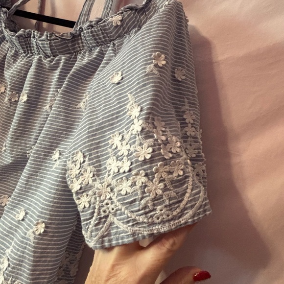 Elegant Blue Striped Blouse with White Floral Details - Picture 6 of 12